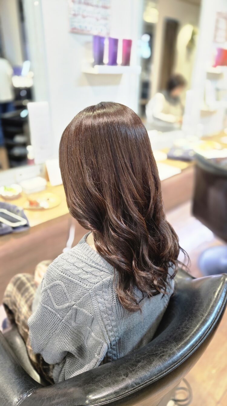 巻き髪が映えるナチュラルブラウンでつくる清楚スタイル |スノードロップ 美容室 スタッフブログ